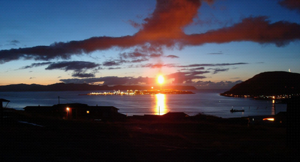 Flammer fra LNG-anlegget på Melkøya i Finnmark. Anlegget tar imot naturgass fra Snøhvitfeltet i Barentshavet og gjør den flytende (liquid) for transport med tankere til energimarkedene i Europa. Bransjeorganisasjonen Norsk olje og gass mener det er god miljøpolitikk å utvinne gassreservene i Barentshavet og Norskehavet. 																																		Foto: Wikimedia/Andreas Rümpel