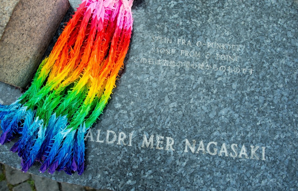 Ved 69-årsmarkeringa: Organisasjonen Nei til atomvåpen (NTA) arrangerer en minnemarkering ved fredsmonumentet på Youngstorget i Oslo onsdag ettermiddag, i forbindelse med Hiroshima- og Nagasaki-bombene som gikk av for 69 år siden. Foto: Vegard Wivestad Grøtt / NTB scanpix