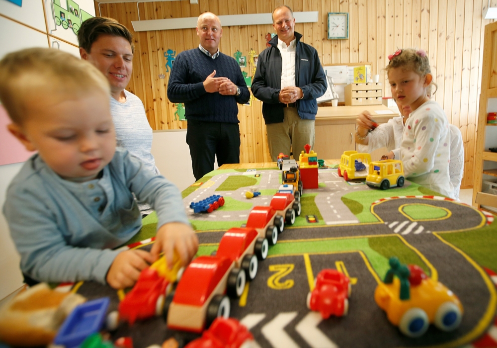 Illustrasjonsfoto: Adm. dir. i NAF Stig Skjøstad (bak tv) og samferdselsminister Ketil Solvik-Olsen (FRP) ser på Max, Andreas Wahl (fysiker og programleder) og Sabina (t.h) som prøver å løse kø og barnefamiliers tidsstress i Gommerud Barnehage i Bærum. 																Foto: Vidar Ruud / NTB scanpix