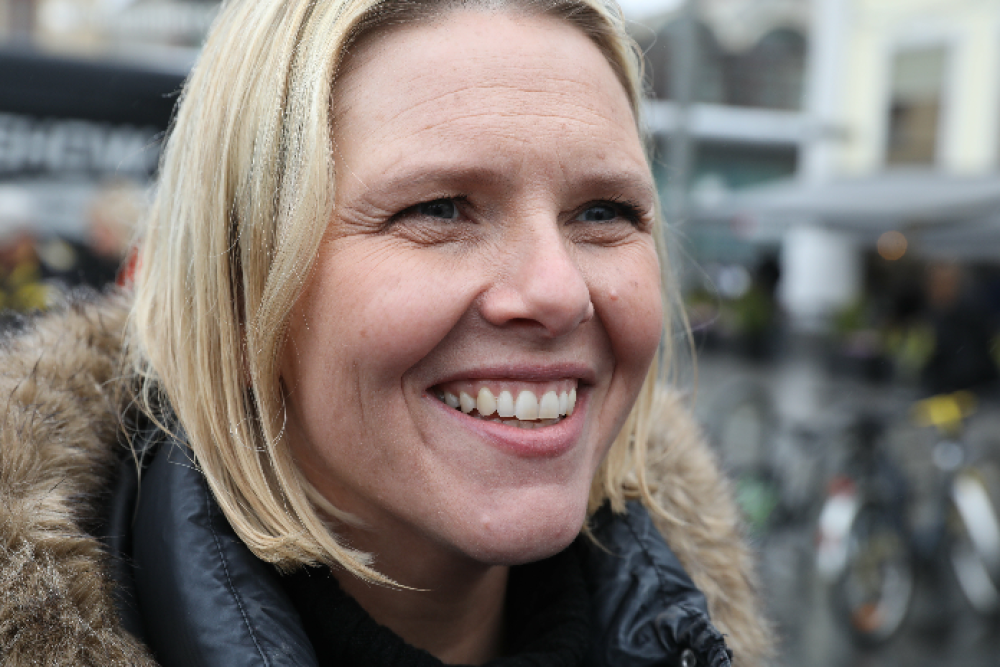 LEDER «Med Sylvi Listhaug kom løgnen også inn i norsk politisk debatt», skriver Arne Strand i en kommentar i Dagsavisen 23. juni. Bakgrunnen for denne uttalelsen fra Strand er Listhaug sine mange politiske utspill. Hun måtte gå av som statsråd etter massiv kritikk for uttalelsen på facebook om at «Ap mener terroristenes rettigheter er viktigere enn nasjonens sikkerhet.» Nå har Listhaug høstet mer storm. Flere større norske aviser har på lederplass tatt et kraftig oppgjør med stortingsrepresentanten for hennes melding på facebook om at «Ap og byrådet i Oslo kastet ut de eldre på St. Halvardshjemmet. Beboere og pårørende gråt. Nå bruker de sykehjemmet til overnattingstilbud til romfolk. Eier dere ingen skam!?»  Nå er det slik at Oslo kommune har satt flere kriterier til bygninger som skal benyttes til sykehjem. St. Halvardshjemmet oppfylte ikke alle disse kriteriene. Det er realt å være enig, eller uenig i disse kriteriene. Men at beboerne nærmest ble kastet ut, som kan tolkes ble satt på gata, stemmer ikke. At dagens administrasjon fulgte opp et vedtak fra den gang Listhaug var eldrebyråd, hopper Listhaug elegant over. Stortingsrepresentantens uttalelse om at bygningen brukes som overnattingstilbud til romfolk kan også tolkes som at «de eldre ble kastet ut» for å kunne huse romfolk. Dette nører opp under den fremmedfiendtlige politikken til Frp, noe selvsagt Listhaug også er klar over. Arne Strand viser i artikkelen sin til flere amerikanske presidenter som har løyet. Han nevner presidentene Kennedy, Johnson og Nixon som alle løy om Vietnamkrigen. Sistnevnte løy også i Watergatesaken som førte til presidentens avgang. Og han trekker frem Donald Trump som vel slår alle rekorder i bruk av løgn og usannheter. Strand nevner også Putin, og peker også på den økende politiske løgnen i Europa i takt med de populistiske høyrepartienes framgang. Strand kunne også med fordel pekt på områder i norsk politikk hvor ærlighet ikke alltid har hatt gode vilkår. Særlig gjelder det der det nærmest er full norsk konsensus, som i norsk utenrikspolitikk og forsvarspolitikk. Tenk på alle begrunnelsene som er gitt for å delta i krigen i Afghanistan. Våre soldater driver med fred og oppbygging. Vi er der for at jenter skal få gå på skole osv., (derfor bomber vi landet). Eller ta argumentene for norsk krigsdeltakelse i Libya, hvor målet for Vesten faktisk var regimeskifte.  Dette må kalles løgn. Eller hva skal vi si om Stoltenberg som hevdet Norge skulle få kjøpe amerikanskproduserte fly for 18 milliarder, mens sluttsummen er mangedoblet? I Klassekampen 23. juni skriver pensjonert høyesterettsadvokat Gunnar Nerdrum om Krim. «På Krim hadde først den parlamentariske forsamling erklært Krim for selvstendig. Deretter var det folkeavstemning. Et overveldende flertall stemte for at området skulle slutte seg til Den russiske føderasjon som «subjekt». Det var også høy valgdeltakelse…. Det kan da ikke være noe å si på dette? I alle fall kan man ikke argumentere med folkeretten.»  Det er nærmest opplest og vedtatt at Russland har annektert Krim, og at dette er et brudd på folkeretten. Det er neppe å ta for hardt i å hevde at norske politikere tar lett på sannheten i spørsmålet om Krim. Eller for å ta «trusselen» fra Russland. Det henger ikke på greip om man legger styrkeforholdet mellom Russland og NATO til grunn. Dette forholdet er selvsagt norske politikere og norsk presse kjent med, det bare virker ikke slik. At løgnen også kom inn i norsk politisk debatt med Listhaug er å trekke det altfor langt. Det kan imidlertid slås fast at Listhaug gjennom bruk av facebook har løftet den politiske løgnen til ett nytt nivå i Norge. For norske politikere har også omgått sannheten flere ganger. At det ikke alltid har ført til kritikk og avsløringer må pressen også ta et ansvar for. Særlig gjelder det når det nærmest er politisk konsensus i aktuelle saker, og når denne konsensusen også omfatter store deler av pressen. Dog er det lov å håpe at pressen også kan se mer kritisk på norske politikere sine uttalelser om norsk utenriks- og forsvarspolitikk. 