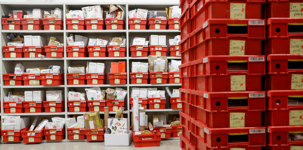 Post har viktige samfunnsmessige funksjoner, men er noe vi skal stadig få sjeldnere, og av flere leverandører som kappkjører. Her illustrert ved Postens ubesørgelighetsavdeling på Lørenskog, dit post som mangler adressat, gjenstander som har falt ut av pakker og de posten ikke finner adressen til.																													Foto: Cornelius Poppe / NTB scanpix