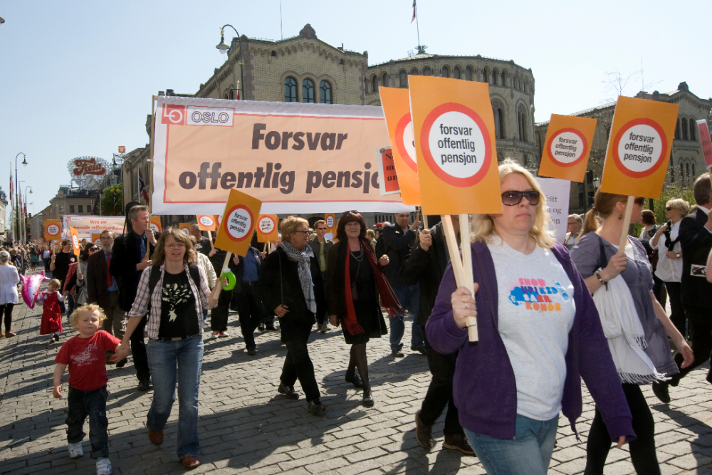 Demonstrasjonstoget / førstemai-toget under 1. mai-arrangementet i Oslo 2009 passerer Stortinget. FORSVAR OFFENTLIG PENSJON. 															Foto: Bjørn Sigurdsøn / SCANPIX