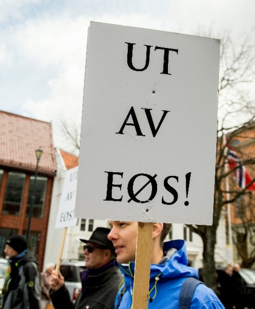 1.mai 2015 i Trondheim. Blant de parolene i årets 1.mai-toget var nei til EU, Ut av EØS. Foto: Ned Alley / NTB scanpix 1.mai 2015 i Trondheim. Blant de parolene i årets 1.mai-toget var nei til EU, Ut av EØS. Foto: Ned Alley / NTB scanpix