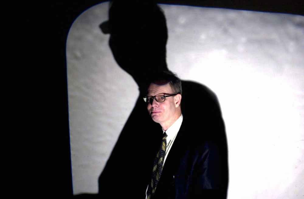 Arkivfoto fra 2001: Ola Tunander, til daglig forsker ved fredsforskningsinstituttet i Oslo (PRIO), lanserte torsdag sin bok "Hårsfjärden - Det hemliga ubåtskriget mot Sverige" på en pressekonferanse i Stockholm. 																															Foto: Mark Earthy / SCANPIX