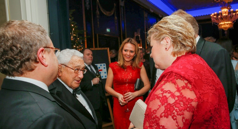 Nobels fredspris 2016 til Colombias president Juan Manuel Santos. Nobels fredspris 2016 til Colombias president Juan Manuel Santos. Kulturminister Linda Hofstad Helleland (H) (midten) og statsminister Erna Solberg (H) (th) hilser på Henry Kissinger da de ankommer Nobelkomiteens bankett på Grand Hotel onsdag kveld. 																																	Foto: Terje Bendiksby / NTB scanpix