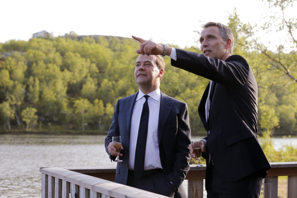 KIRKENES 2013: Barents Summit 2013. Statsminister Jens Stoltenberg og Russlands statsminister Dmitrij Medvedev ser over til Russland fra den norske siden av Pikevannet ved Boris Gleb. Foto: Cornelius Poppe / NTB scanpix