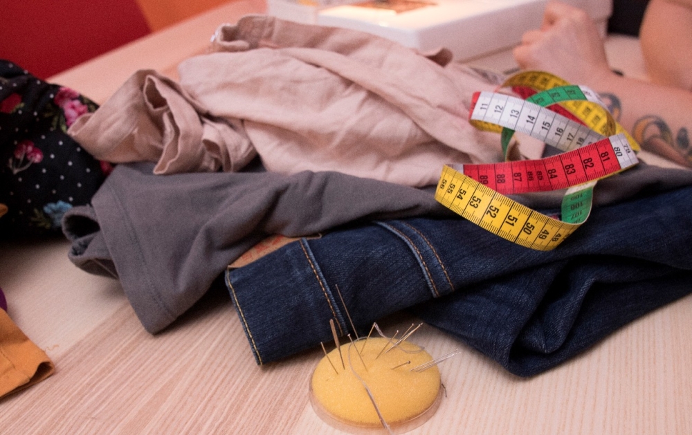 GJELD OGSÅ KLÆR: Klær er for billig og vi betaler for lite for dem, sier Madelen Høgnes Syversen. Hun er både kjole- og draktsyer og jr. Pattern Maker. Hun mener at nordmenn har mistet respekten for klærne de bruker og kaster dem uten å tenke seg om. 																																Foto: Sebastian Holsen / NTB scanpix