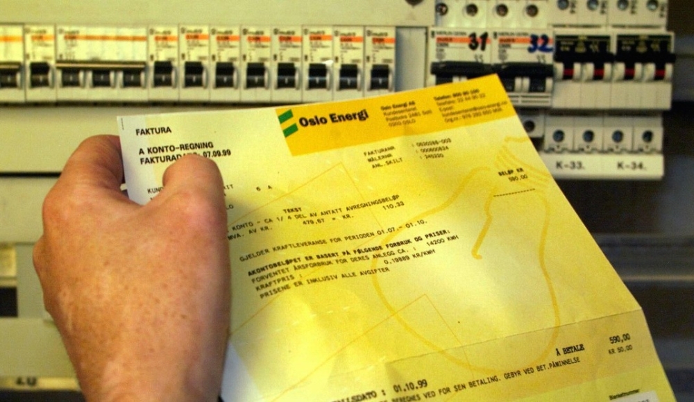 Illustrasjonsbilde med faktura fra Oslo Energi ved strømmåler. 																				Foto: Erik Johansen, SCANPIX