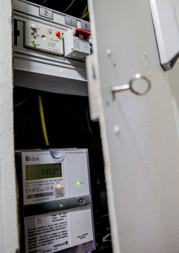 AUGE I SKAPET: Digital strømmåler installert i sikringsskap. I året som kommer vil mer enn halvparten av norske strømkunder få en ny og digital strømmåler installert hjemme.					 Foto: Stian Lysberg Solum / NTB scanpix