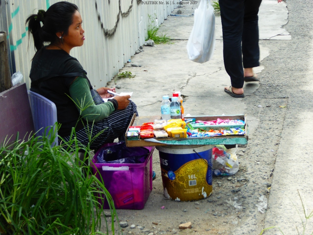 En kvinne har åpnet butikk på et fortau i Quezon City Foto: Terje Alnes En kvinne har åpnet butikk på et fortau i Quezon City Foto: Terje Alnes