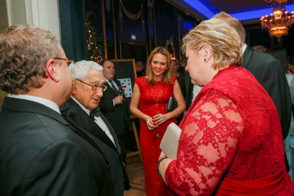 Nobels fredspris 2016 til Colombias president Juan Manuel Santos. Nobels fredspris 2016 til Colombias president Juan Manuel Santos. Kulturminister Linda Hofstad Helleland (H) (midten) og statsminister Erna Solberg (H) (th) hilser på Henry Kissinger da de ankommer Nobelkomiteens bankett på Grand Hotel.																															Foto: Terje Bendiksby / NTB scanpix