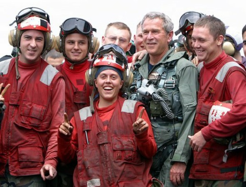 Tidlgiere amerikansk president, George W. Bush, poserer med militært personell, like før talen « Mission Accomplished » 1. mai 2003, på hangarskipet USS Abraham Lincoln																Foto:Wikimedia/White House photo by Paul Morse